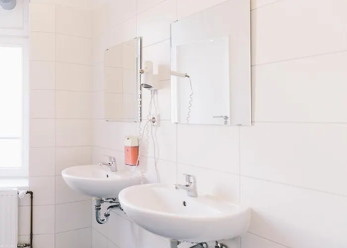 St Christopher's - Alexanderplatz * ברלין